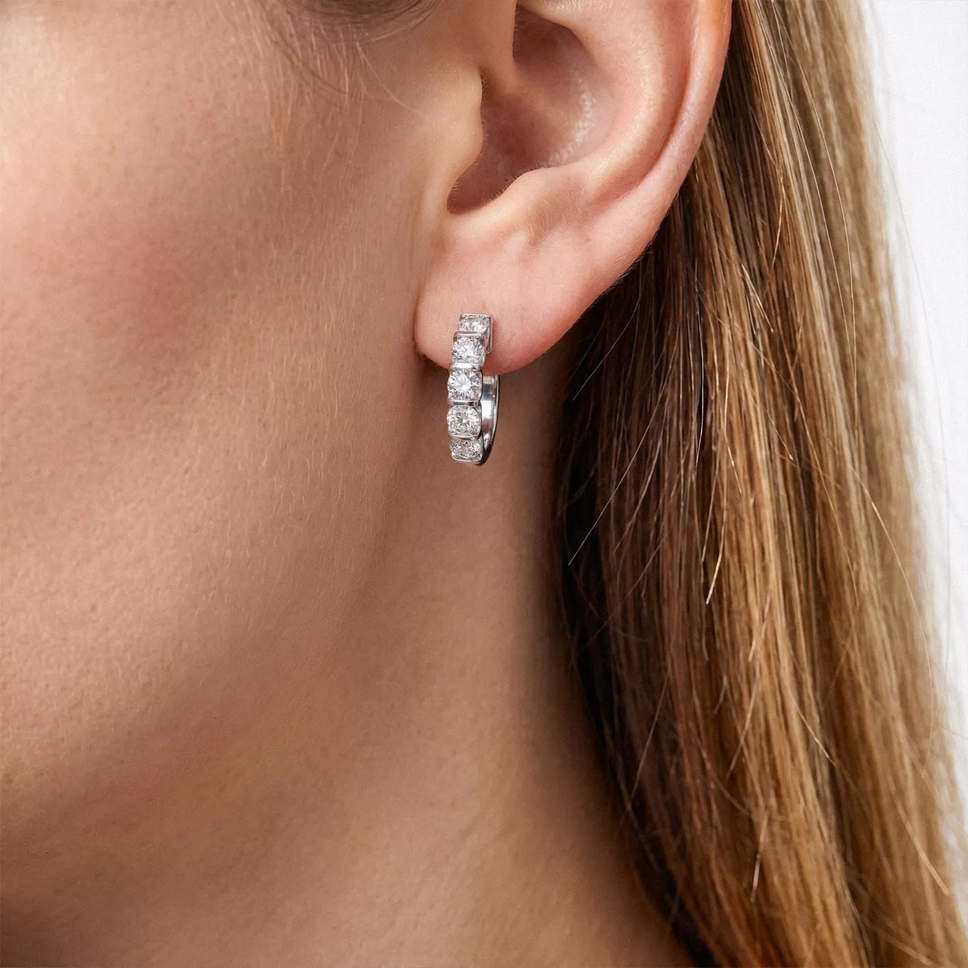 Brinco de argola com pedras de moissanite