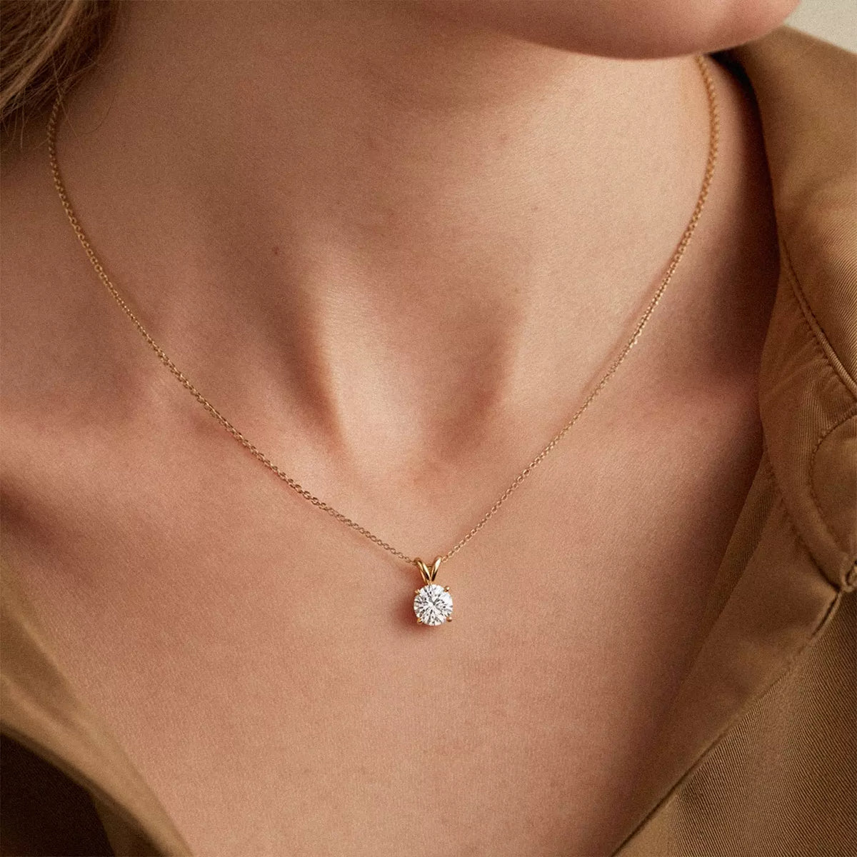 Colar corrente com pingente de pedra moissanite