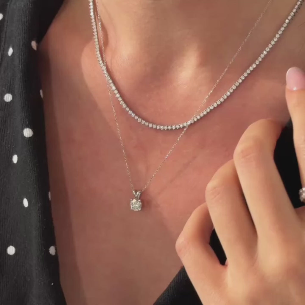 Colar corrente com pingente de pedra moissanite